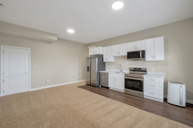 Building Photo - 8961 N Cottage Cyn Dr