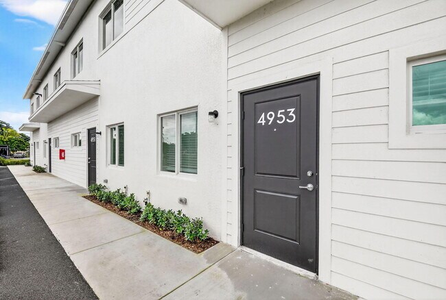 Building Photo - 4953 Serafica Dr
