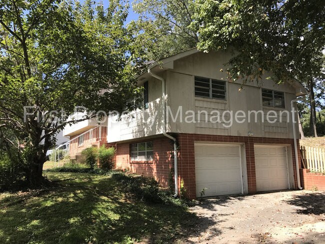 Building Photo - Rent Special on This 4 Bed House
