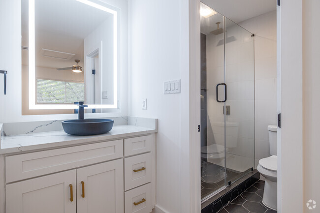 1BD, 1BA - 725SF - Bathroom - Raintree Luxury Apartments