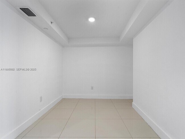 Foto del edificio - 9261 E Bay Harbor Dr