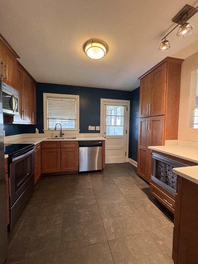 Building Photo - Charming 2-Bed Bungalow Near Downtown Gree...
