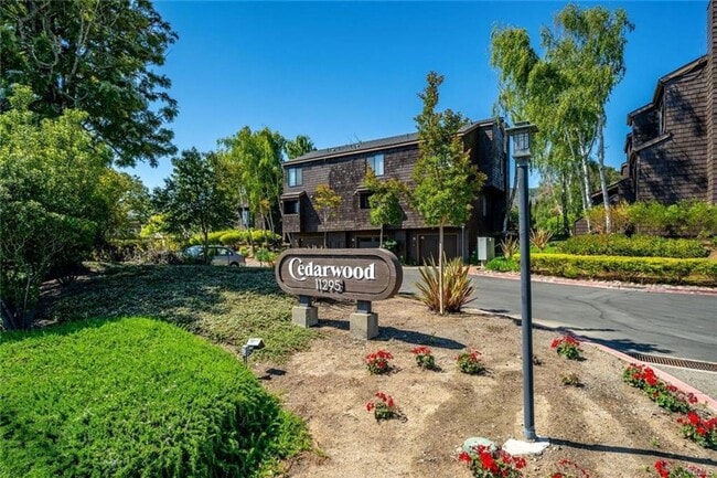 Building Photo - Great Updated 2 bed 1.5 bath Condo in Cedarwood