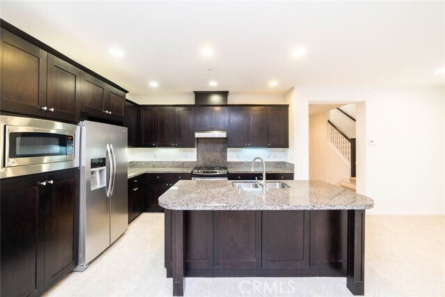 Building Photo - 39 City Stroll