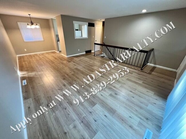 Building Photo - Remodled 2 Bed 2 Bath Townhome in Overland...