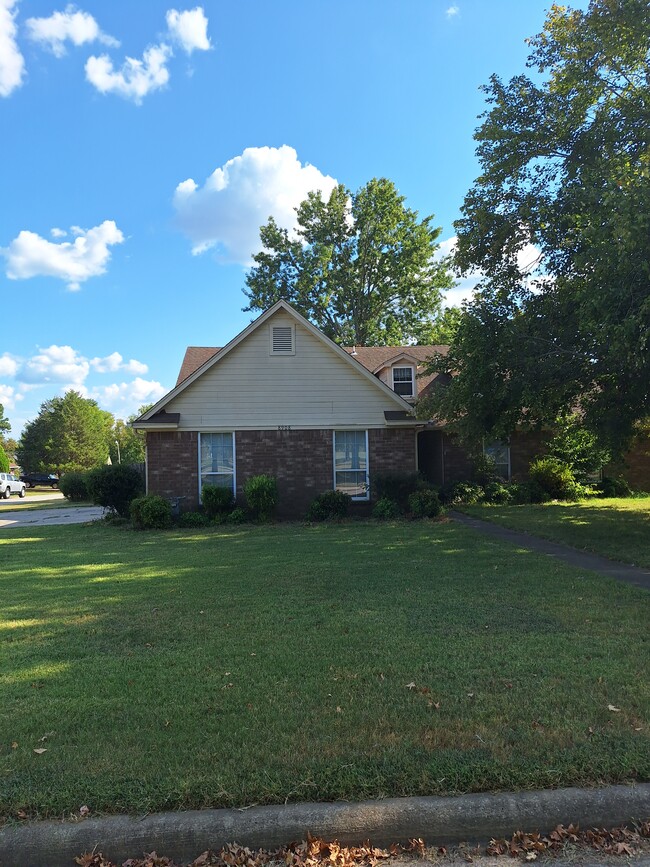 Building Photo - 8908 Rosewood Dr