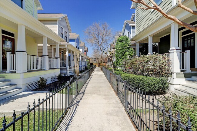 Foto del edificio - 1047 W 16th St