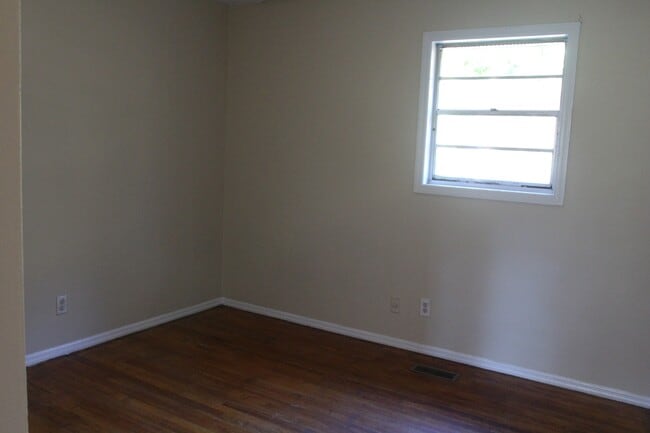 Building Photo - 1404 W Lincoln Ave