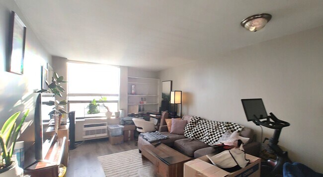 Foto del edificio - 1355 N Sandburg Terrace
