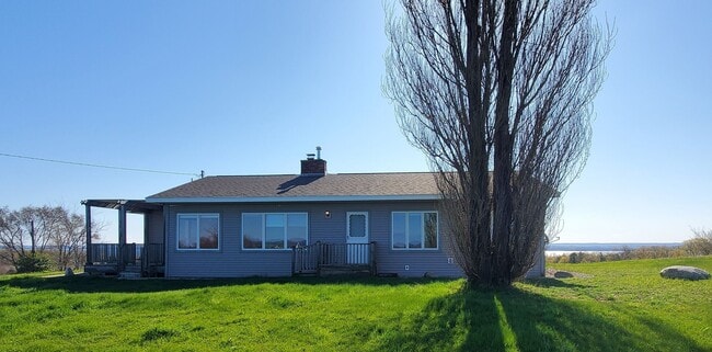 Building Photo - LARGE HOME WITH BEAUTIFUL VIEWS OF BOTH GRAND TRAVERSE BAYS