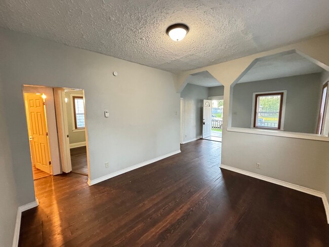 Foto del edificio - 3-Bedroom, 1-Bathroom Home in South Bend –...