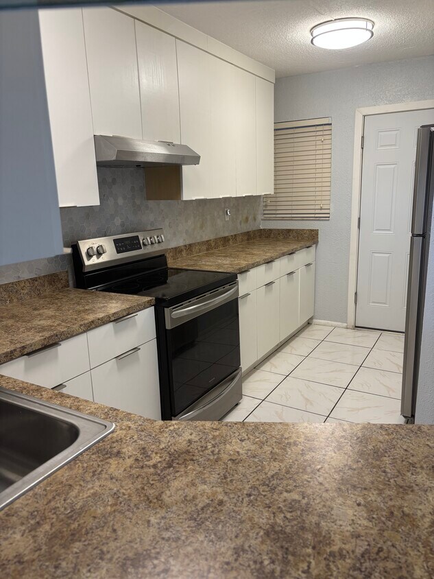 Kitchen - 1750 NE 191st St (North Miami Beach, FL)
