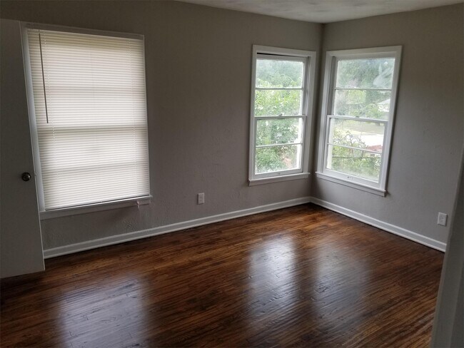 Foto del edificio - 5908 Maceo Ln