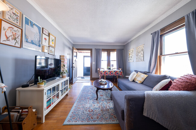 Foto del edificio - 4328 Bloomington Ave