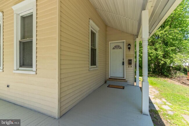Building Photo - 323 E Linden St