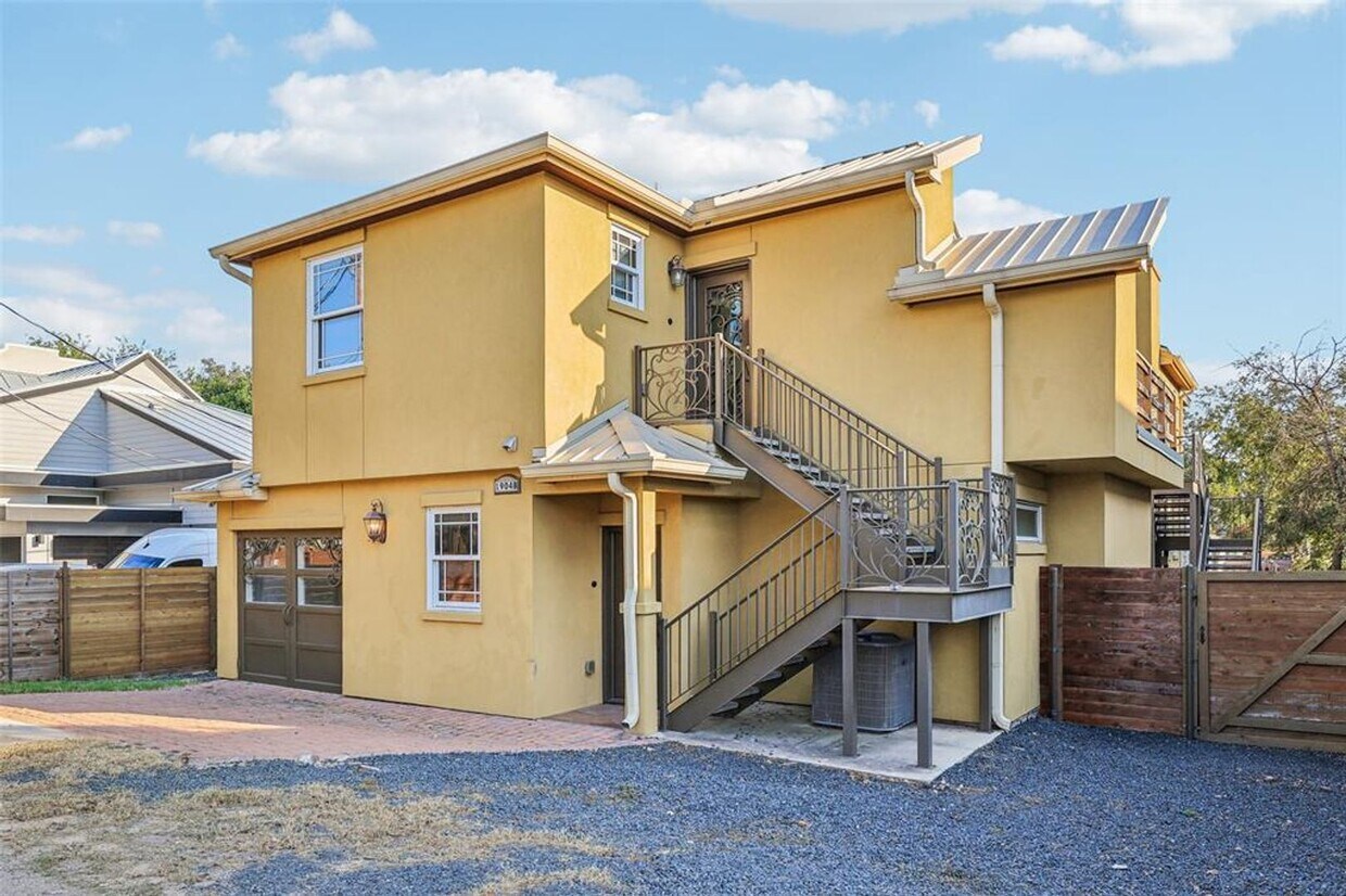 Primary Photo - Luxury 1X1 East of Downtown