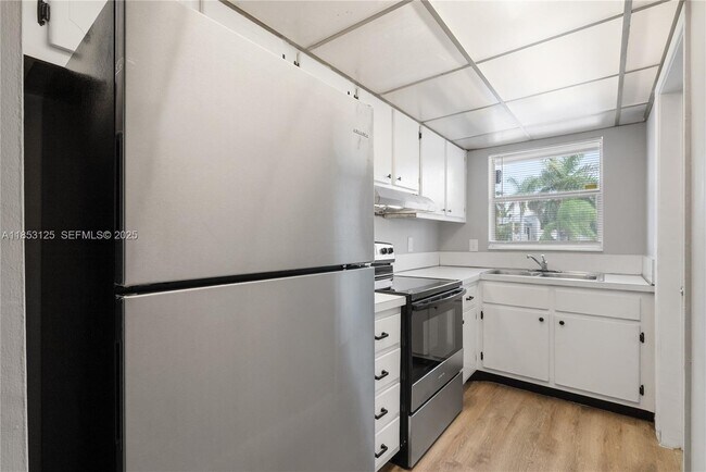 Foto del edificio - 300 Layne Blvd