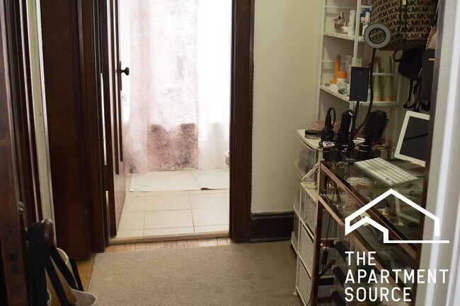 Photo - 3821 N Greenview Ave Apartment