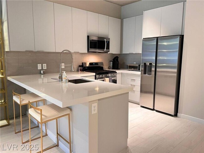 Foto del edificio - Gorgeous Furnished Juhl unit with direct a...