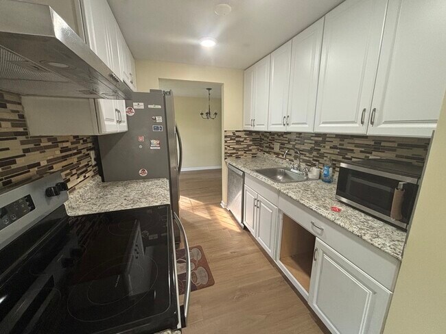 Building Photo - 3 bedrooms plus Den