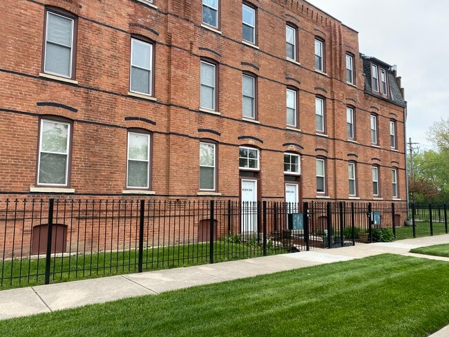 Building Photo - 820 E 106th St