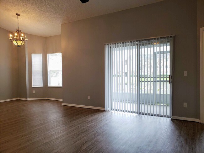 Building Photo - 3 Bedroom 2 Bathroom Home with Garage in O...