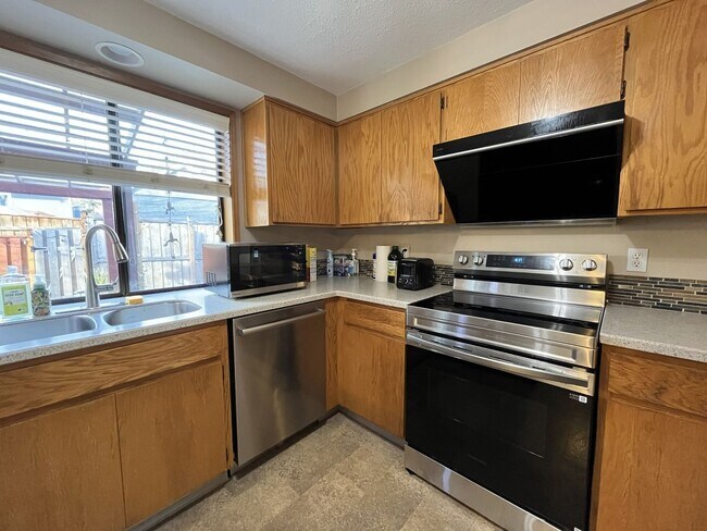 Foto del edificio - Light-Filled Three Bedroom Home with Private Bonus Space and Outdoor Living