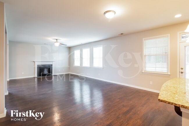 Foto del edificio - 425 Abelia Ln