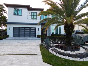 Building Photo - 334 Isle of Capri Dr