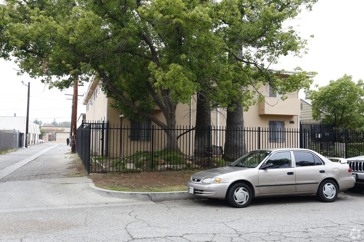 Building Photo - Montgomery Apartments