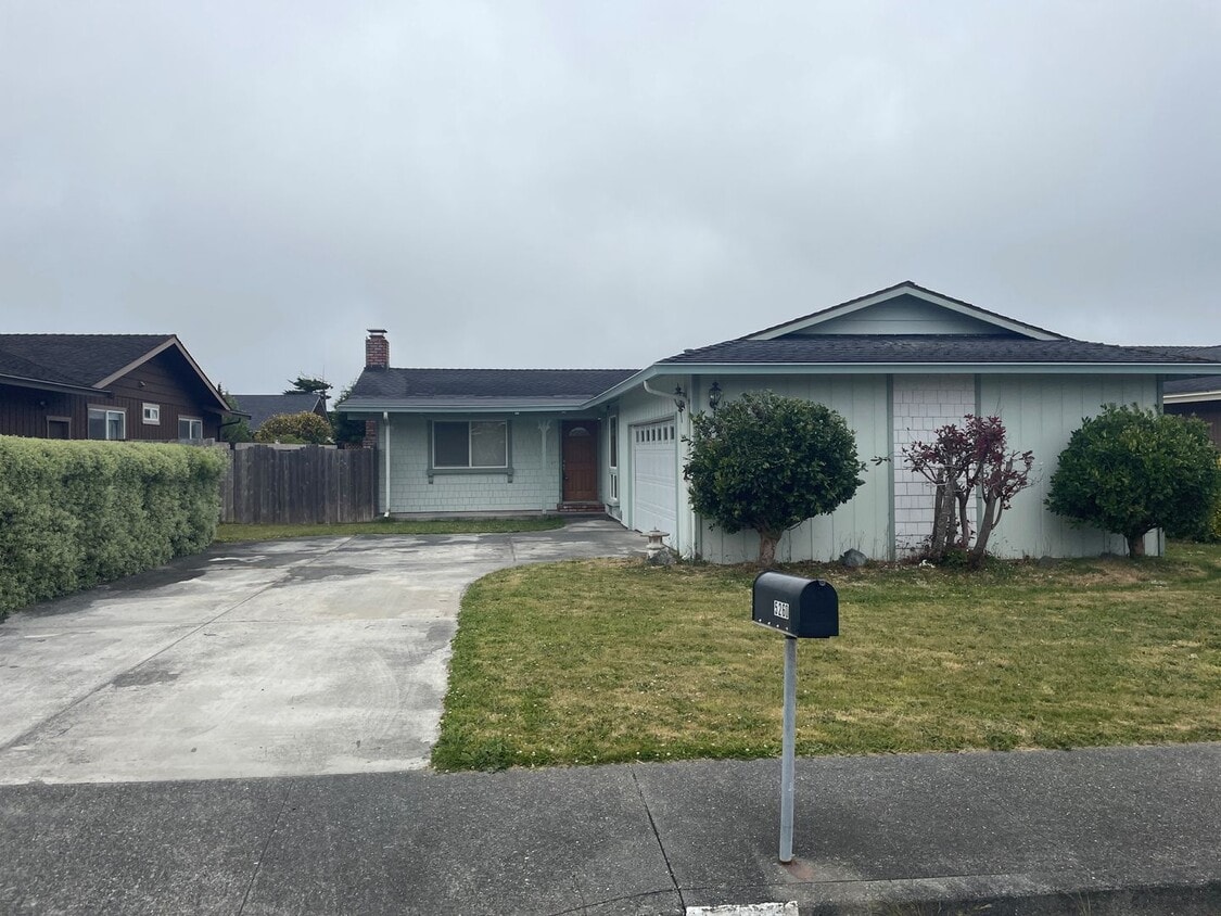 Primary Photo - Charming 3 Bedroom, 2 Bath Home with Attac...