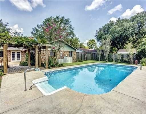 Foto del edificio - OCEAN SPRINGS - BEAUTIFUL HOME WITH POOL. AND SPACE FOR ENTERTAINING!