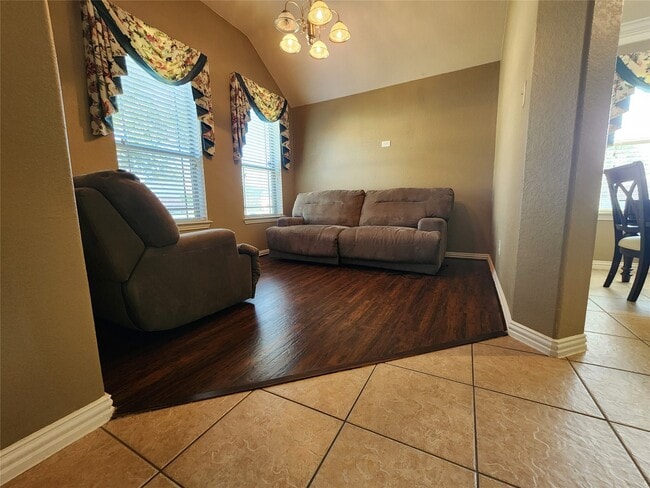 Building Photo - 4422 Meadow Way Dr