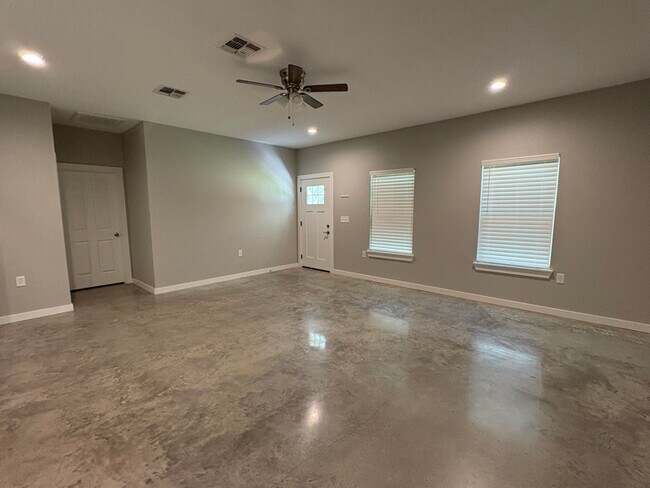 Foto del edificio - 310 Spring Lake Dr