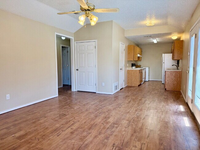 Building Photo - Modern Living Meets Ultimate Convenience: 2 Bed/2 Bath Gem!