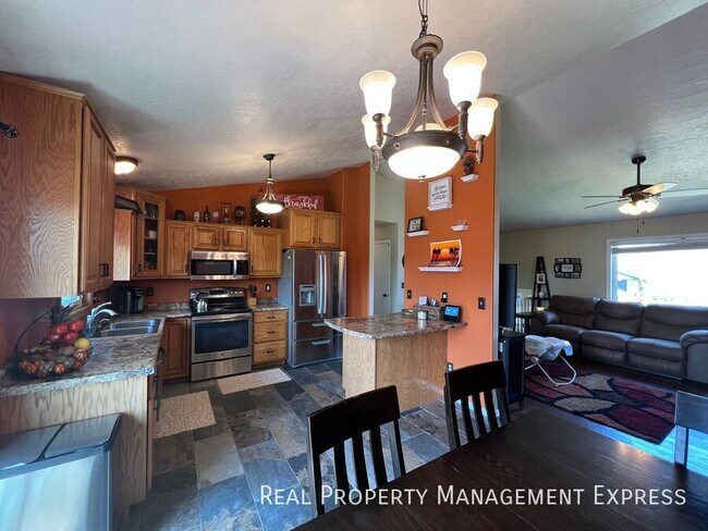 Foto del edificio - 4 Bedroom 2 Bathroom in SW Sioux Falls
