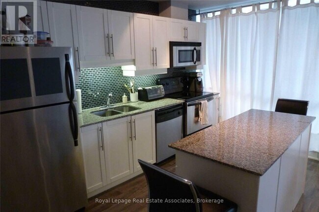 Building Photo - 220 Victoria St