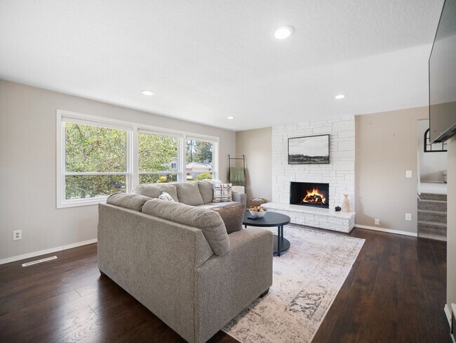 Foto del edificio - Spacious 4-Bedroom Pet-Friendly Home in North Spokane