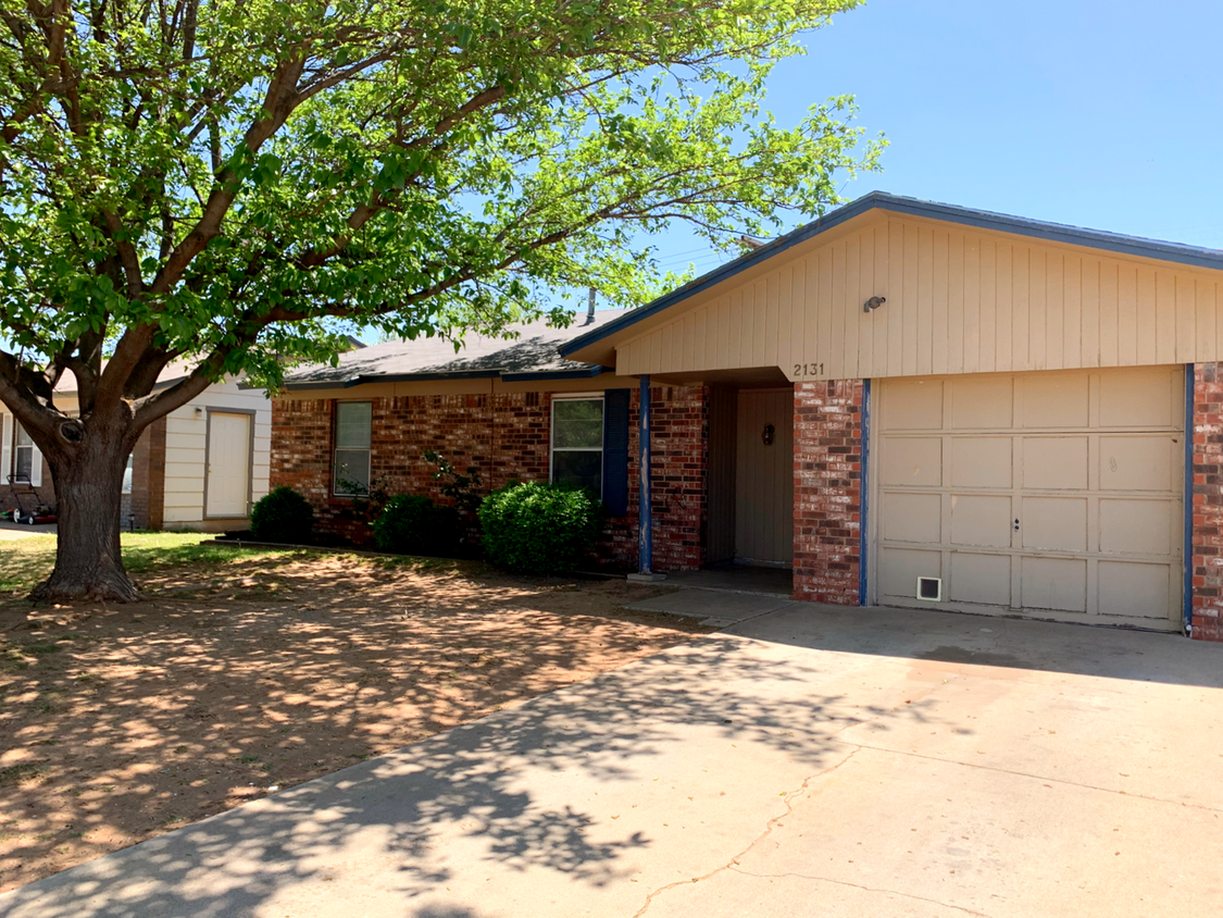 Primary Photo - Charming Home with Amazing Natural Lighting!