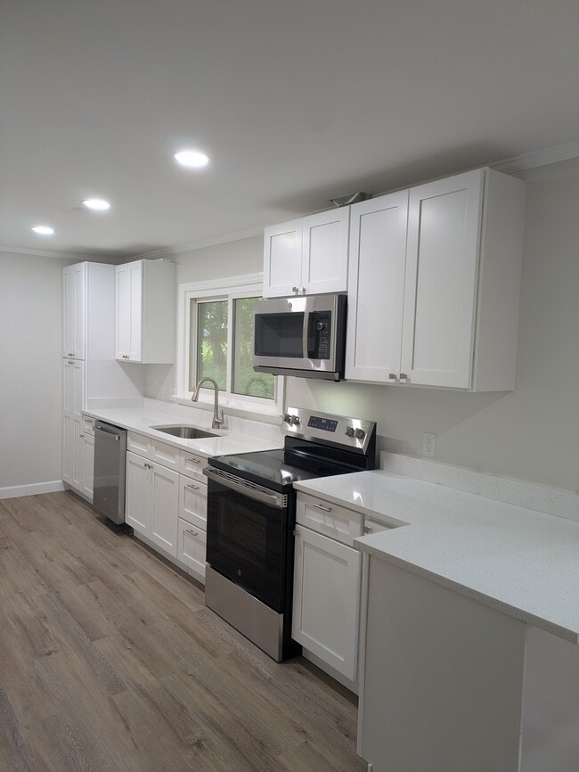 Building Photo - 1002 Hemlock Dr