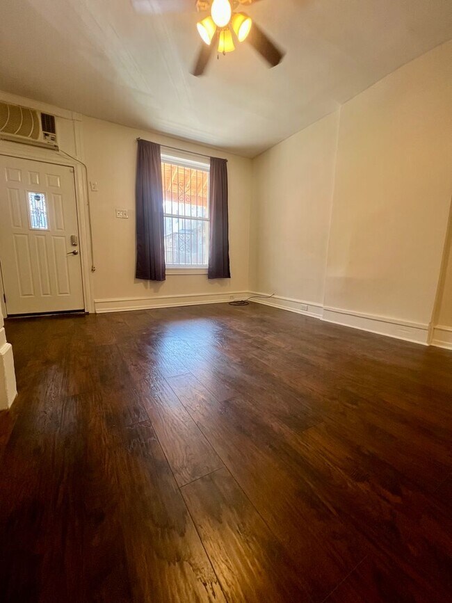 Foto del edificio - Stunning 3-Bedroom Townhome by LaSalle! Available NOW!