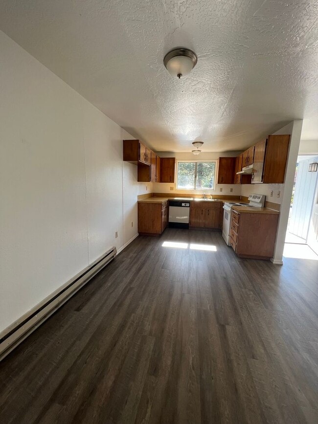 Building Photo - 2 bedroom 1 bathroom - Triplex - Moyina Heights - South Suburbs