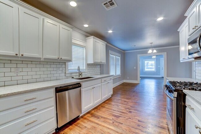Foto del edificio - Classic Charm With All New Amenities 3/2 House!