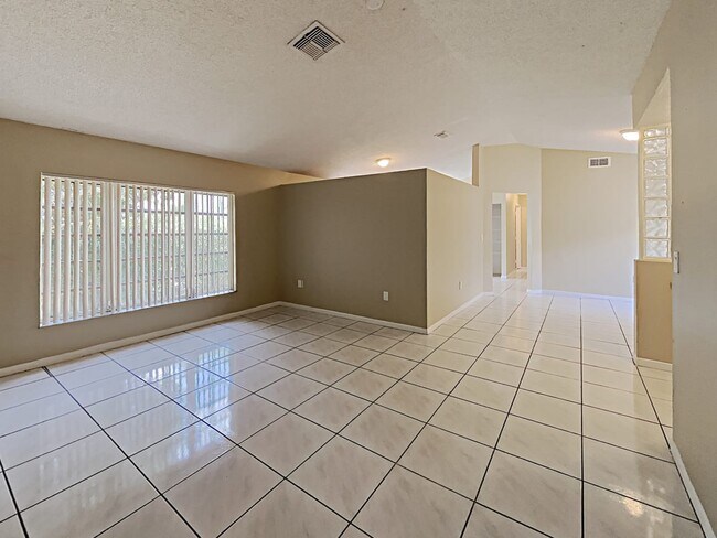 Building Photo - 7215 SW 42nd Ct