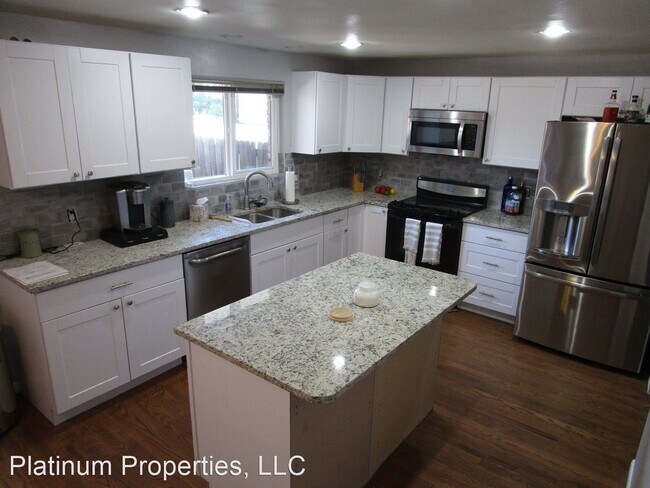 Building Photo - 3514 S Hillcrest Dr