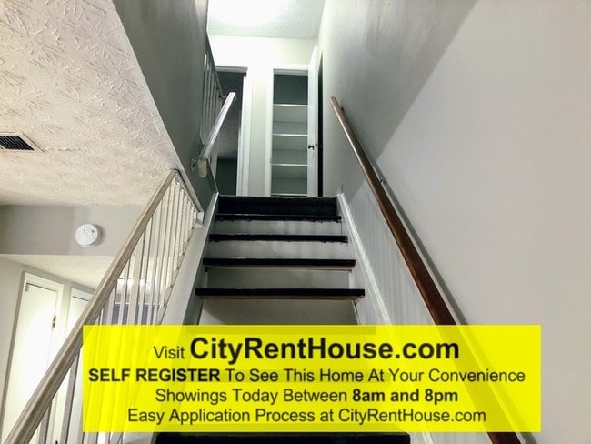 Building Photo - Private yard in Townhome community