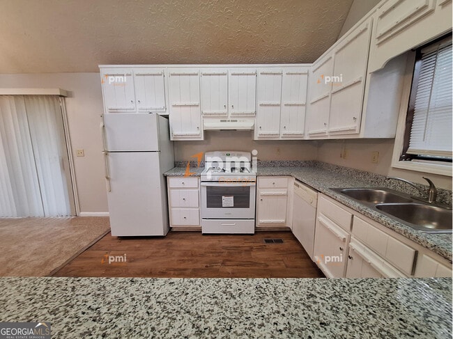 Foto del edificio - 5955 Sutton Pl