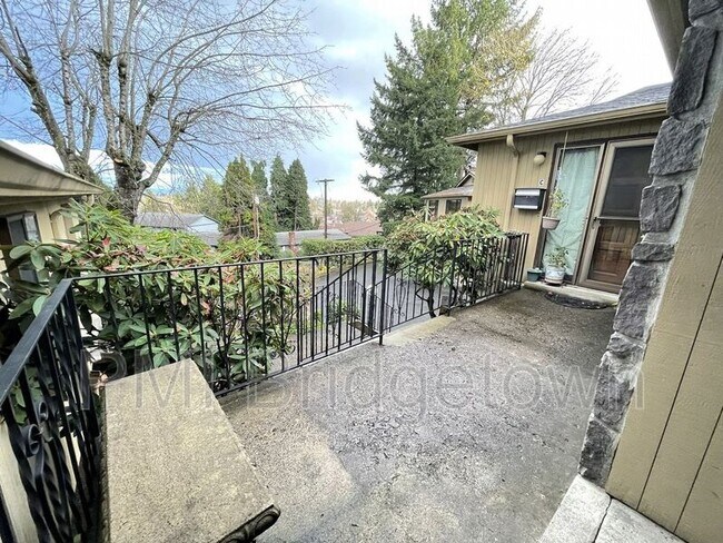 Building Photo - 7140 SE Thorburn St