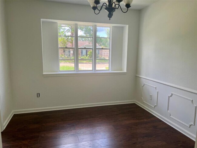 Building Photo - 13935 Oakwood Ln