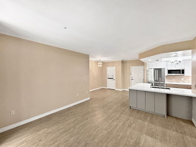 Building Photo - Stunning 2BD/2BA Condo in La Jolla W/ W/D,...